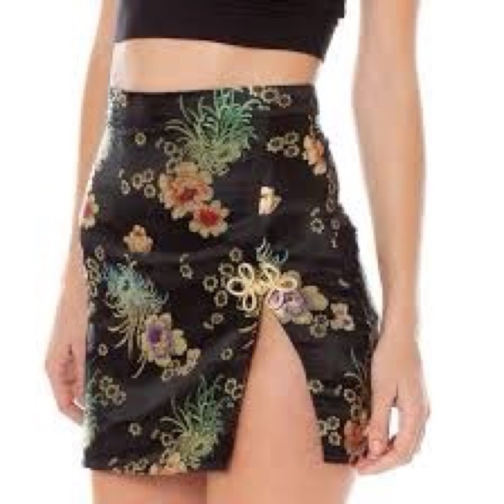 FLORAL EMBROIDERED SIDE SLIT MINI SKIRT